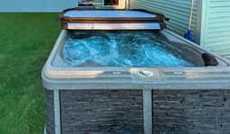 Lake Access 4 Bed 3 Bath HOT TUB - Image 2