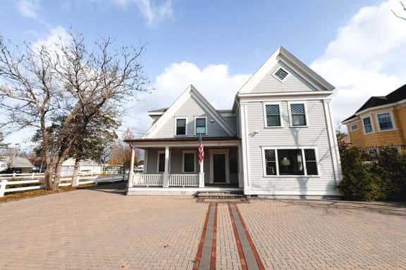Charming Hyannis 3 Bed 2 Bath - Image 1