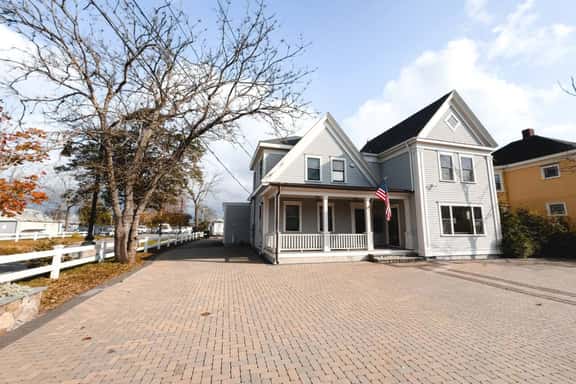 WaterAccess 5-Bed 2-Bath Retreat - Image 1