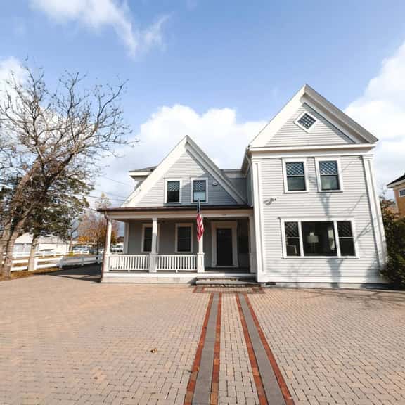 Charming Hyannis 3 Bed 2 Bath - Image 1