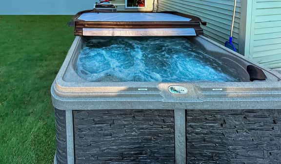Lake Access 4 Bed 3 Bath HOT TUB - Image 2