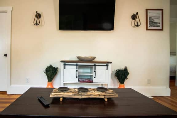 Lakeview Getaway with Hot Tub - Image 3