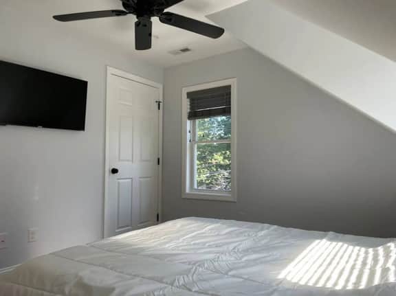 Queen Bed |Boston|RM 3 - Image 2