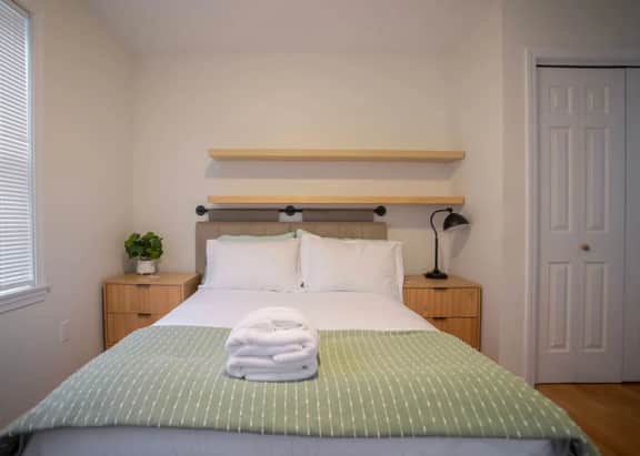Spacious Coastal Townhome | Deck & Parking - Image 5
