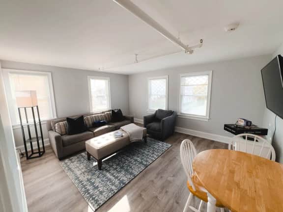WaterAccess 5-Bed 2-Bath Retreat - Image 4