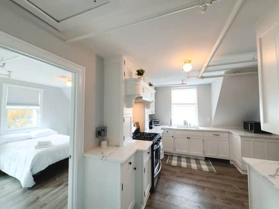 WaterAccess 5-Bed 2-Bath Retreat - Image 5