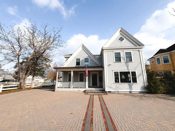 Charming Hyannis 3 Bed 2 Bath - Image 1