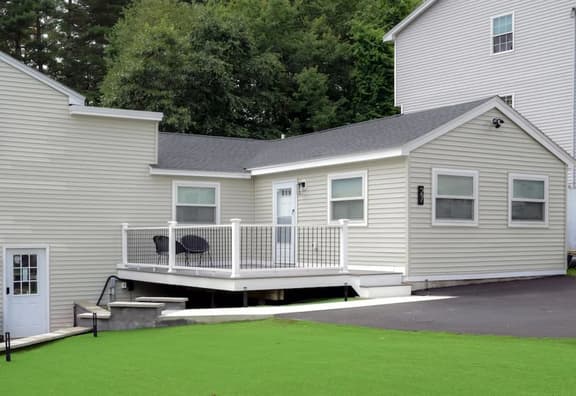 Lake Access 4 Bed 3 Bath HOT TUB - Image 1