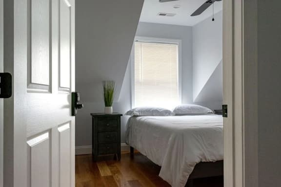 Queen Bed |Boston|RM 2 - Image 1