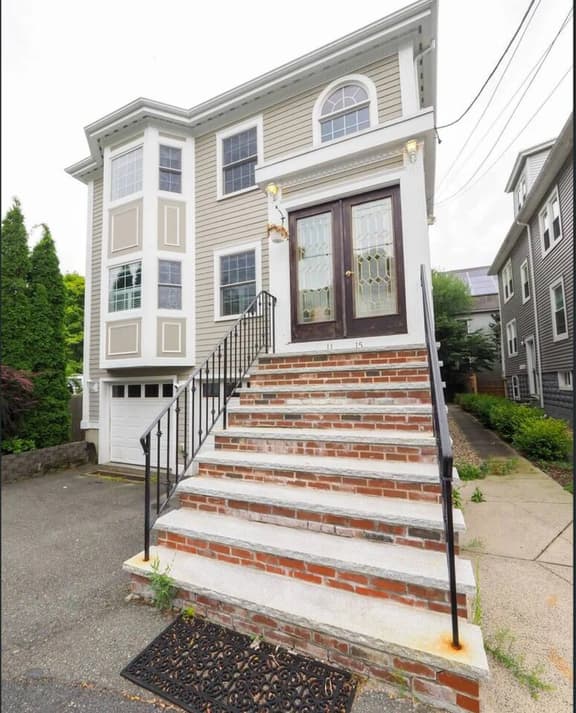 Spacious Coastal Townhome | Deck & Parking - Image 1