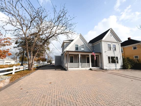 WaterAccess 5-Bed 2-Bath Retreat - Image 1