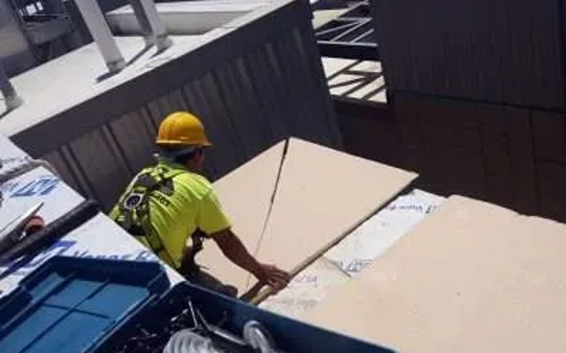Waze Roofing Installer